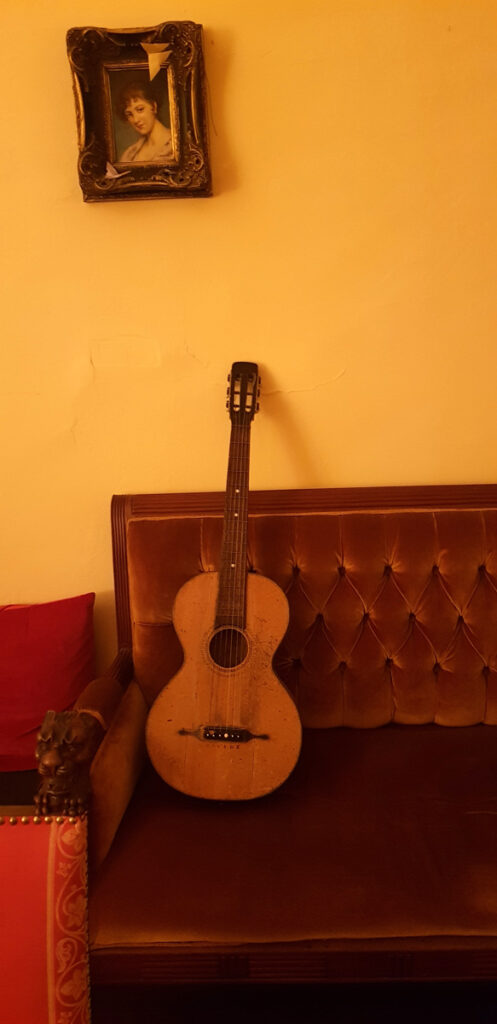 Waehringer Wohnzimmer Impressions Guitar